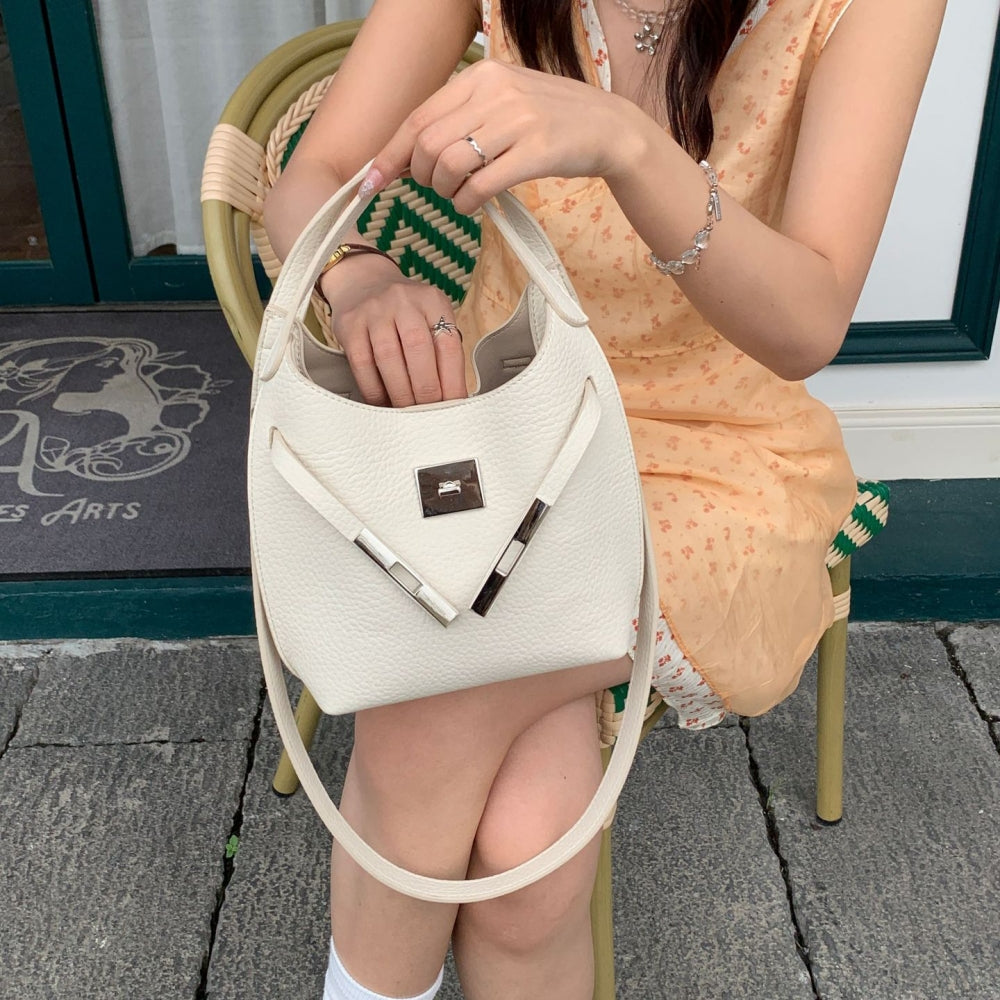 ターンロックベルト付きワンハンドルバッグ
