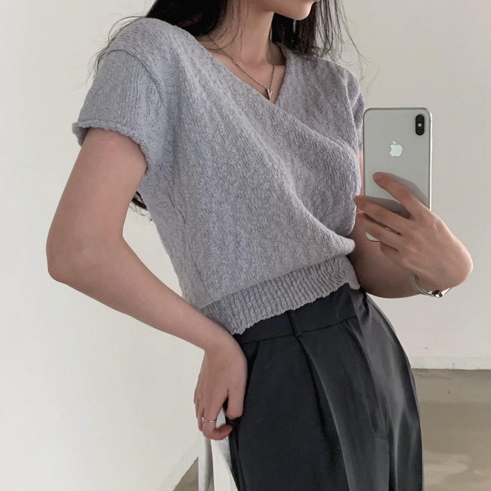 Vネック薄手ニットトップス