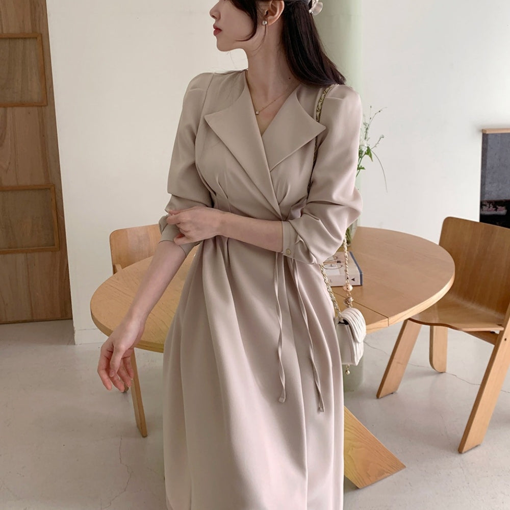 折り返しラペル付きフィットフレアワンピース