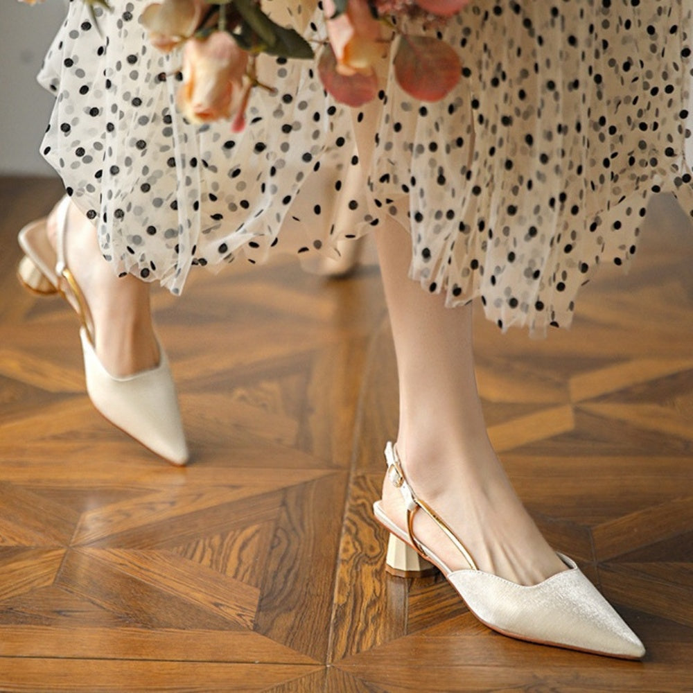 ヒールデザインゴールドモチーフパンプス