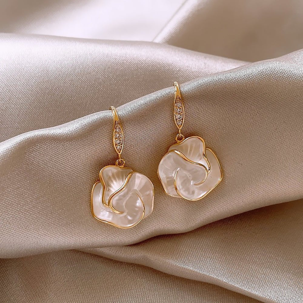 カメリアモチーフピアス|オフィスカジュアル レディース 通販【ミレジェネ】