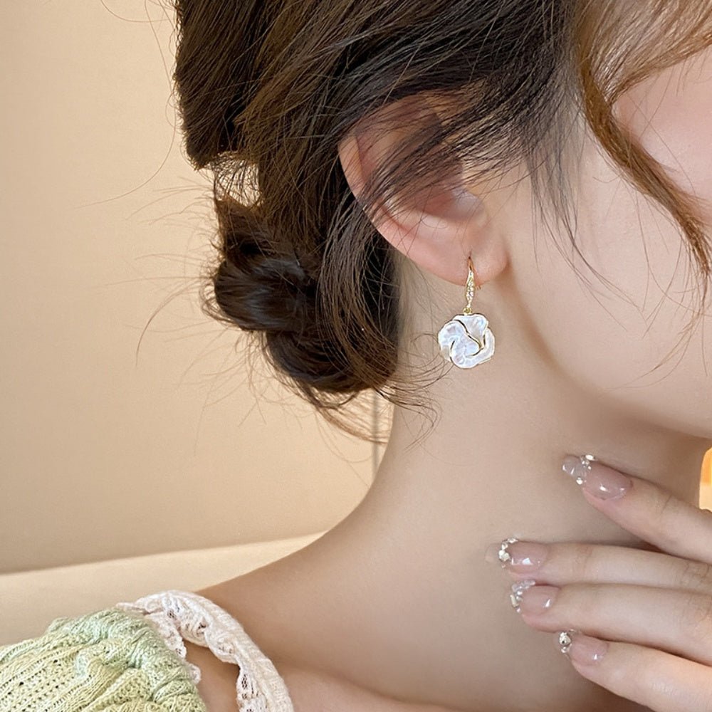 カメリアモチーフピアス|オフィスカジュアル レディース 通販【ミレジェネ】