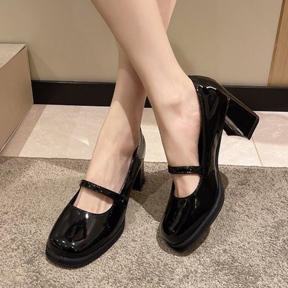 オフィスカジュアル 太ヒールエナメルストラップパンプス ミレジェネ