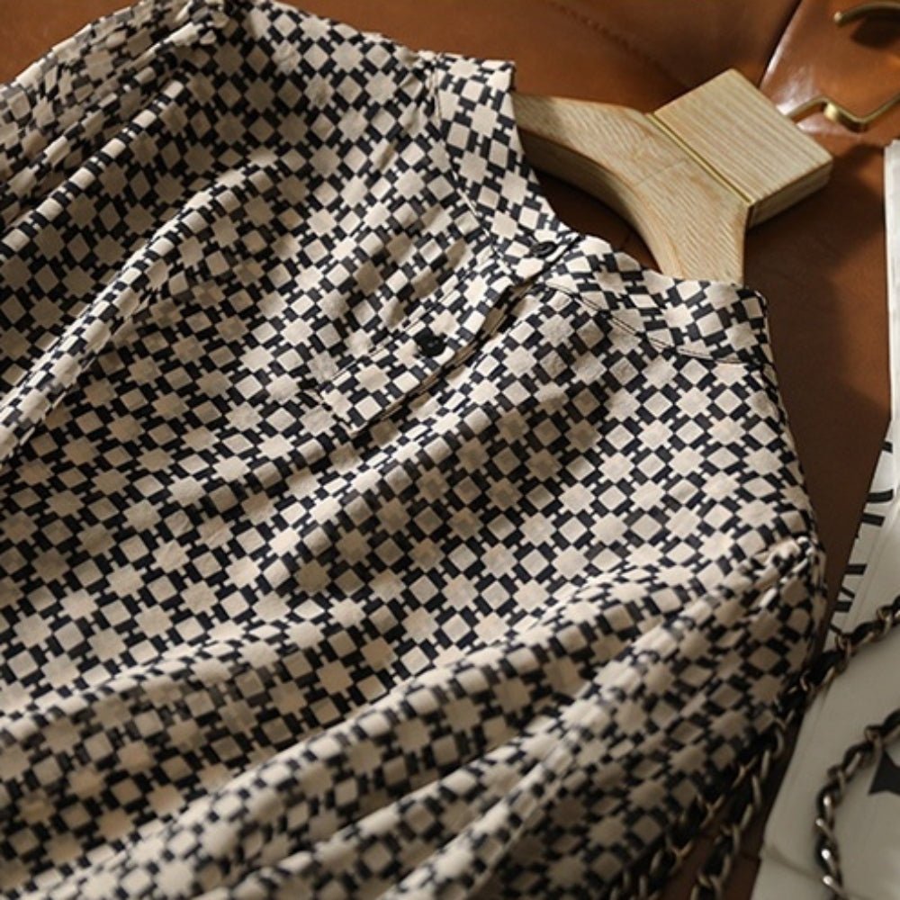 モノトーン幾何学プリントブラウス|オフィスカジュアル レディース 通販【ミレジェネ】