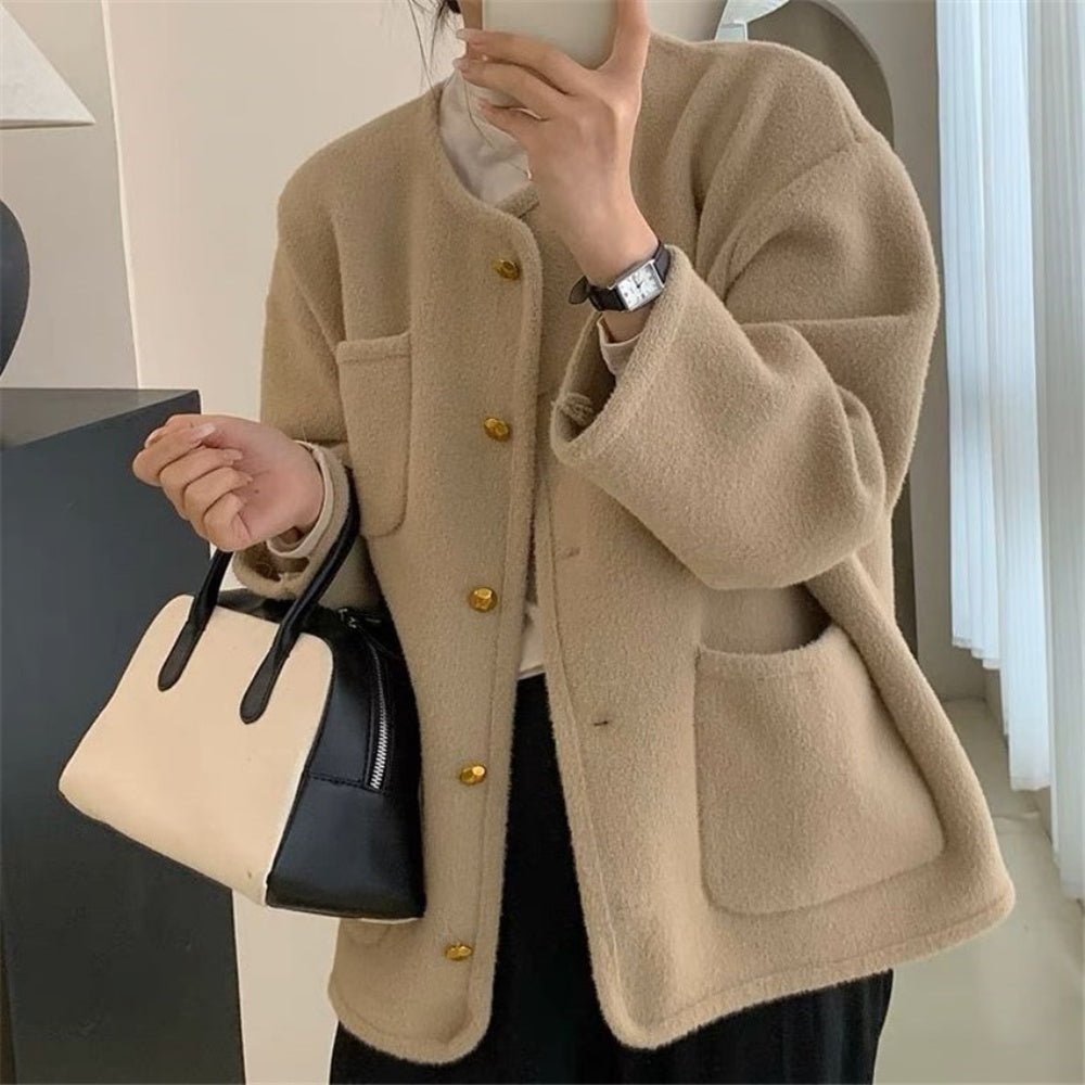 オフィスカジュアル 冬 ゴールドボタンノーカラージャケット ミレジェネ