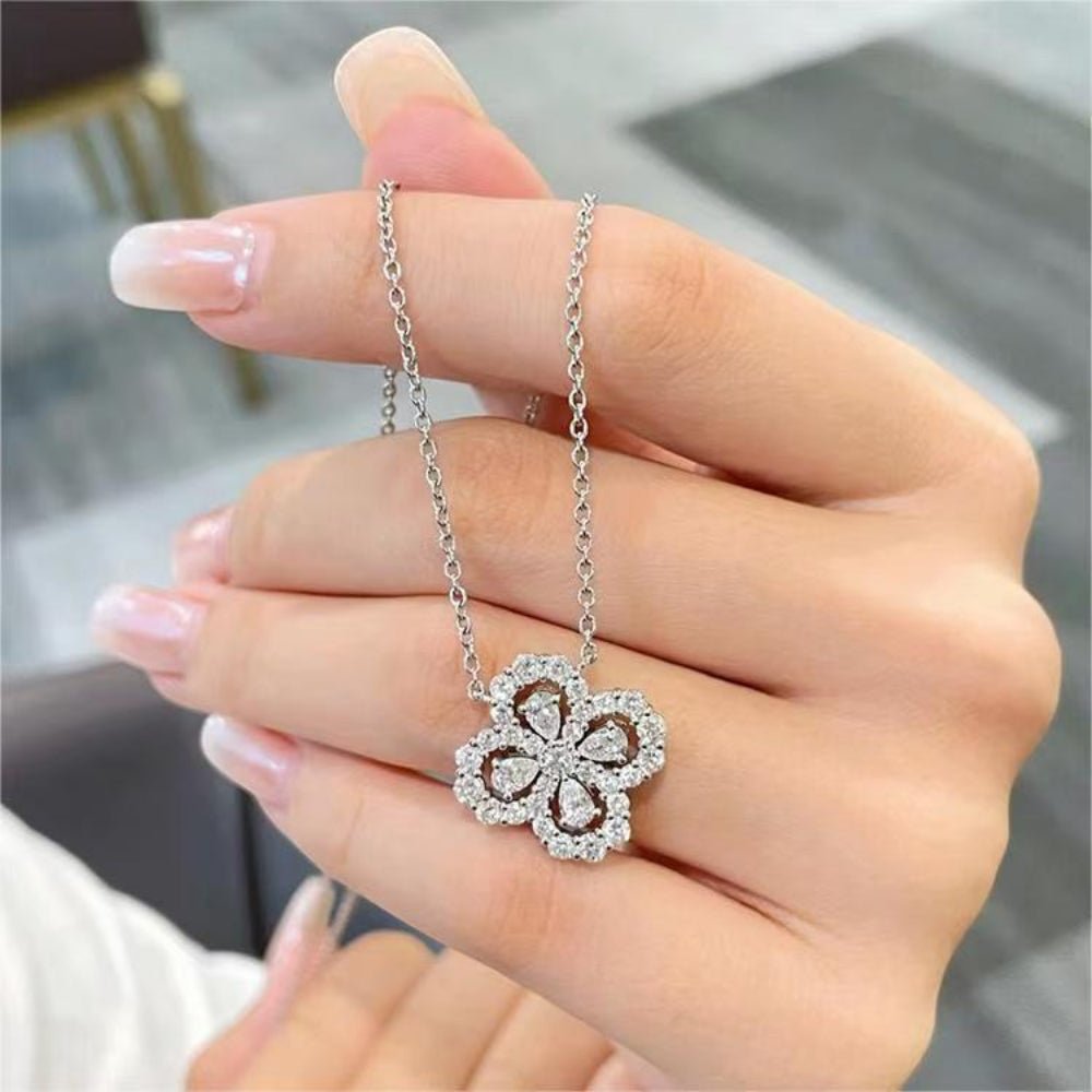 クローバーモチーフビジューネックレス|オフィスカジュアル レディース 通販【ミレジェネ】