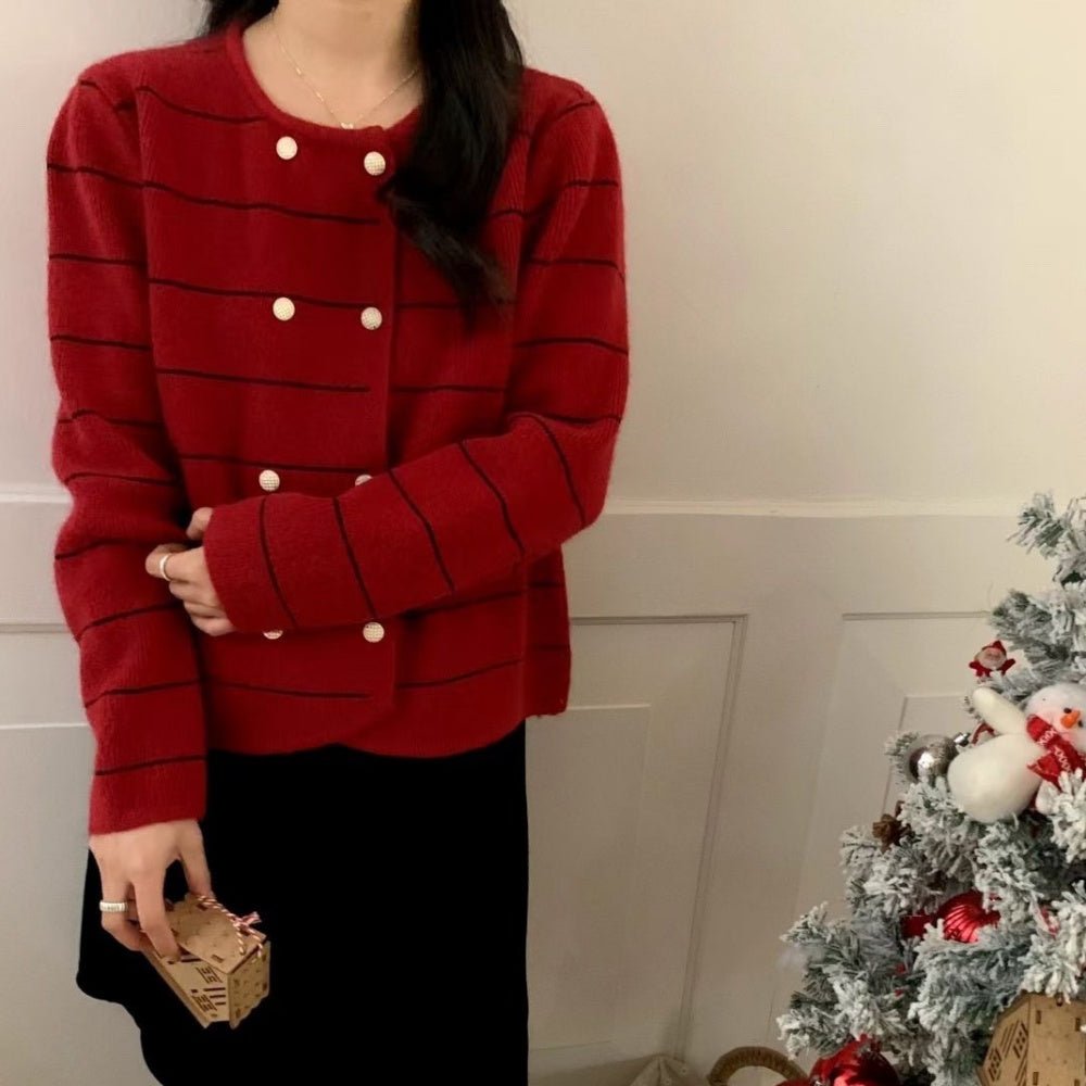 オフィスカジュアル 冬 ゴールドボタンニットカーディガン ミレジェネ