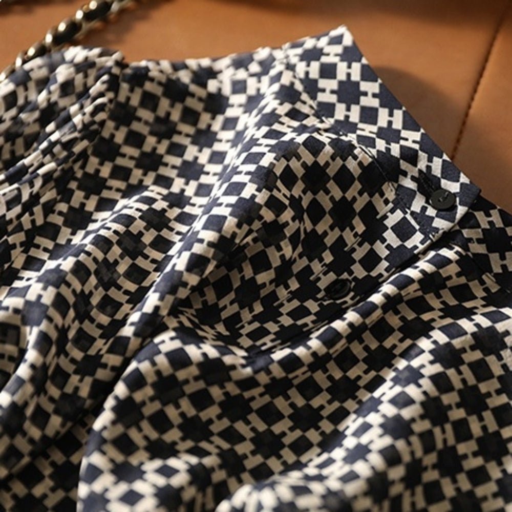 モノトーン幾何学プリントブラウス|オフィスカジュアル レディース 通販【ミレジェネ】