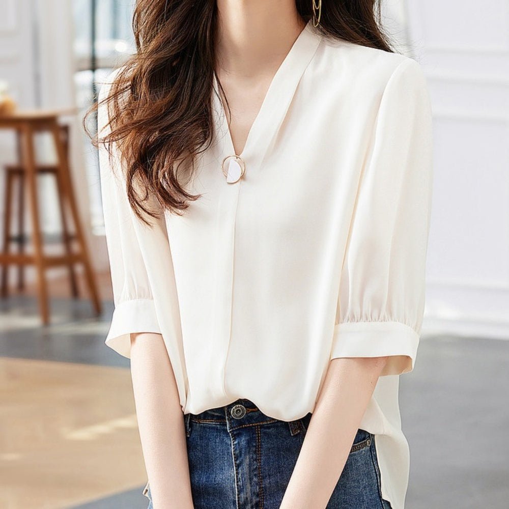 モチーフ付きVネックパフスリーブブラウス|オフィスカジュアル レディース 通販【ミレジェネ】