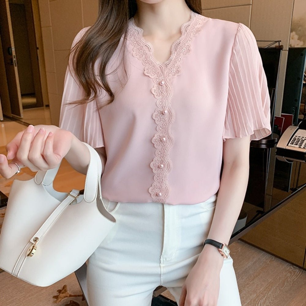 オフィスカジュアル 夏 袖プリーツレース飾りVネック半袖ブラウス ミレジェネ