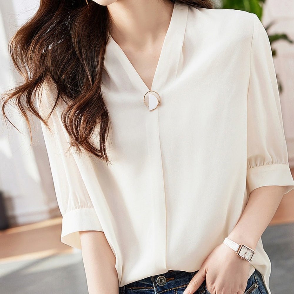 モチーフ付きVネックパフスリーブブラウス|オフィスカジュアル レディース 通販【ミレジェネ】