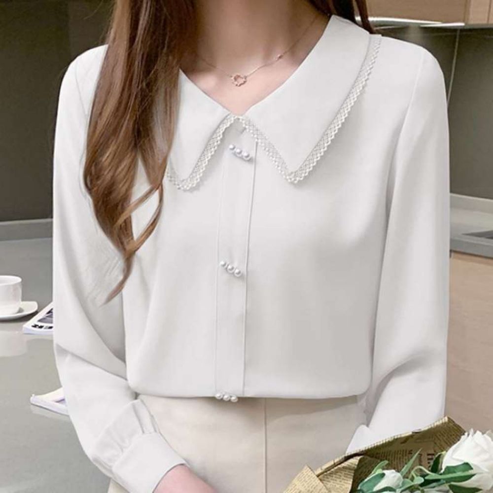 パールボタンレース襟ブラウス