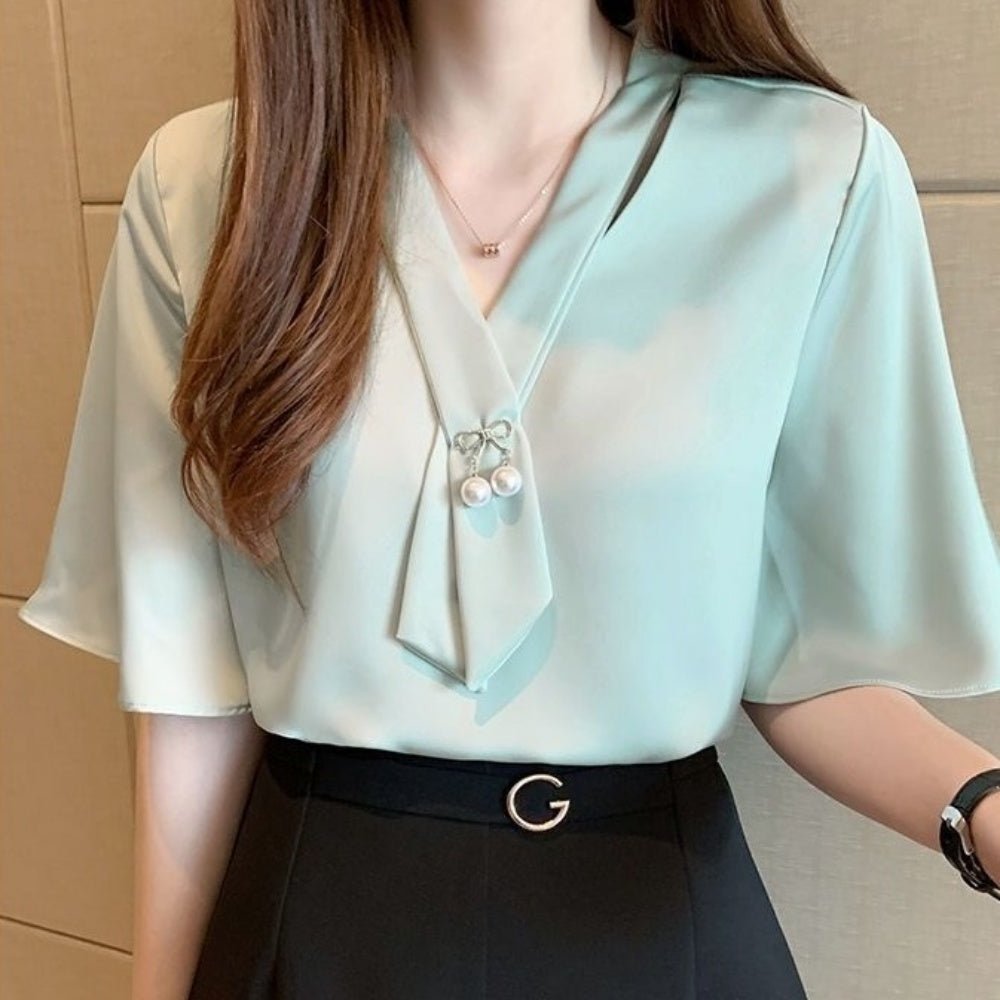 リボンモチーフパール付きブラウス|オフィスカジュアル レディース 通販【ミレジェネ】