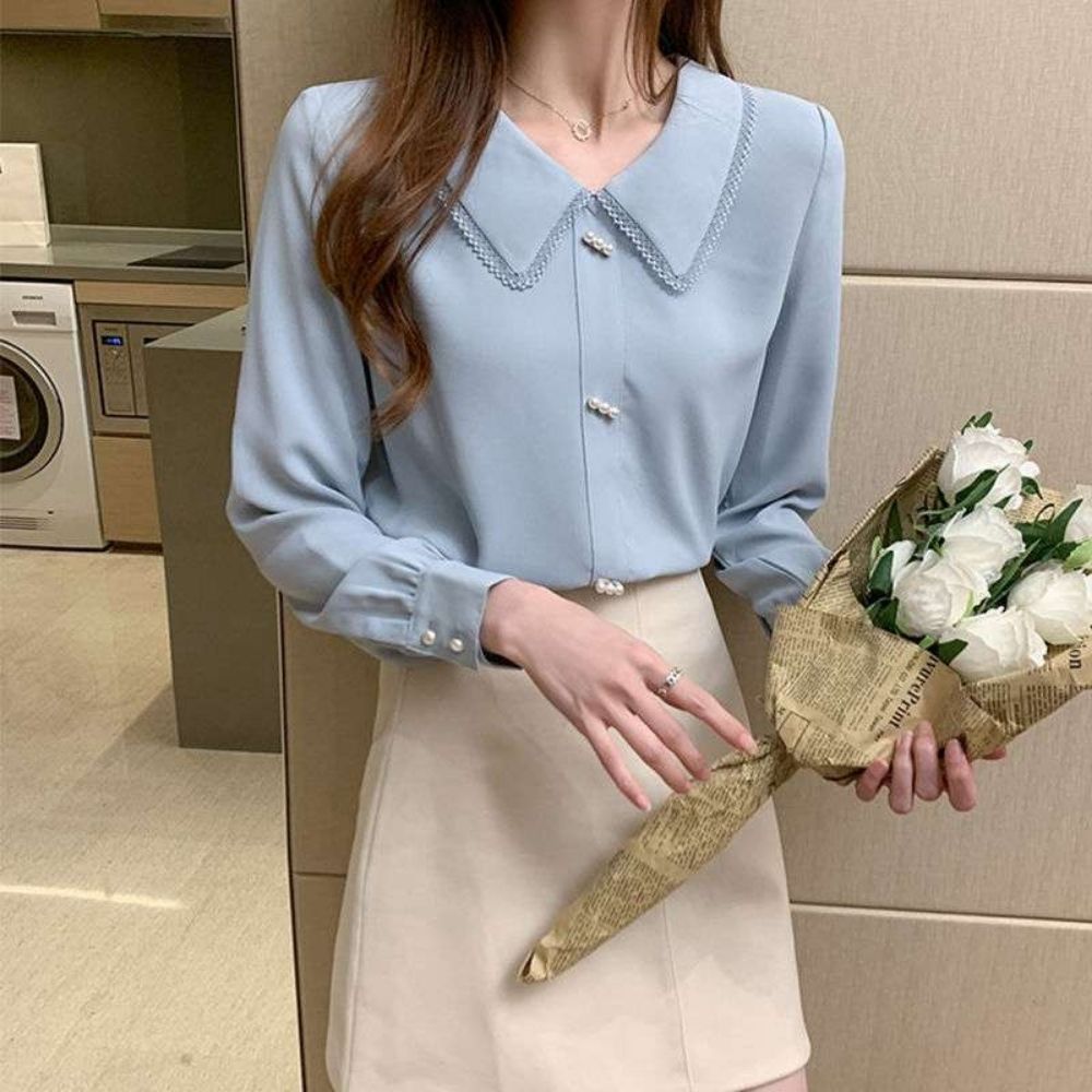 パールボタンレース襟ブラウス