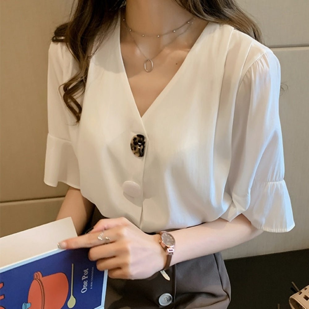 曲げ加工ボタンVネックフレアスリーブトップス - Millennial Generation