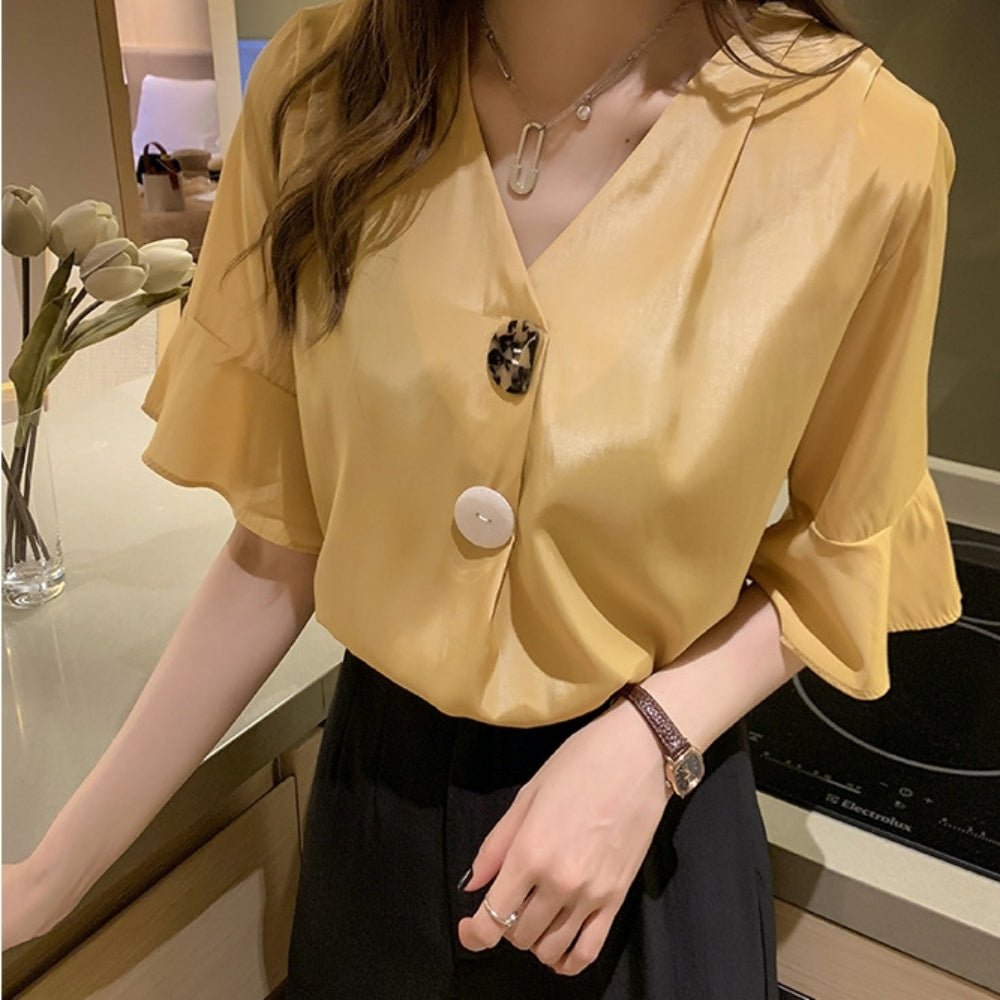 曲げ加工ボタンVネックフレアスリーブトップス - Millennial Generation