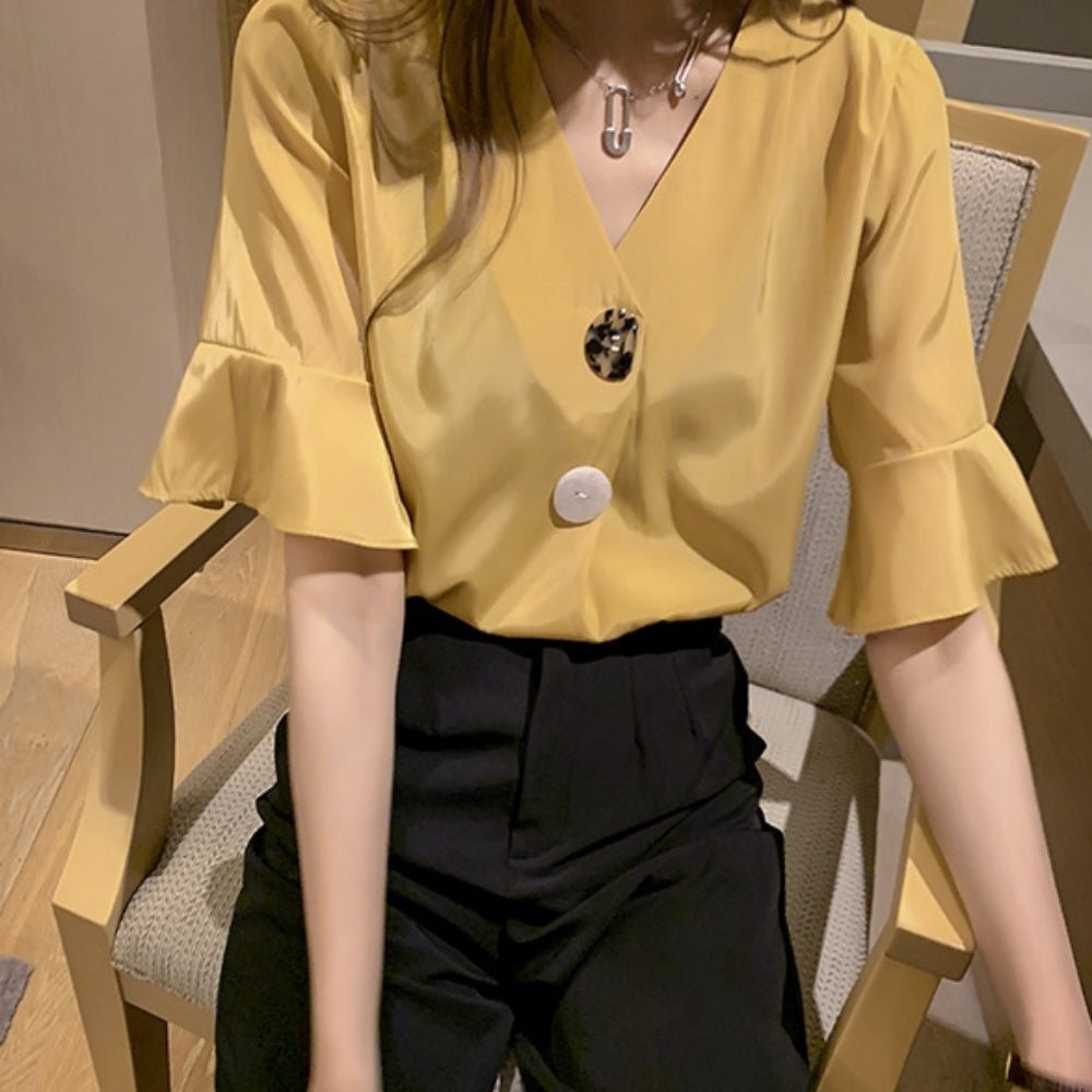 曲げ加工ボタンVネックフレアスリーブトップス - Millennial Generation