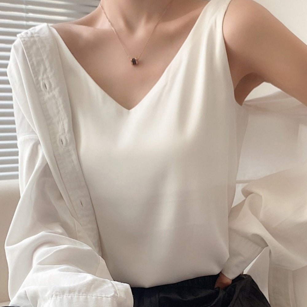 サテンVネックノースリーブトップス