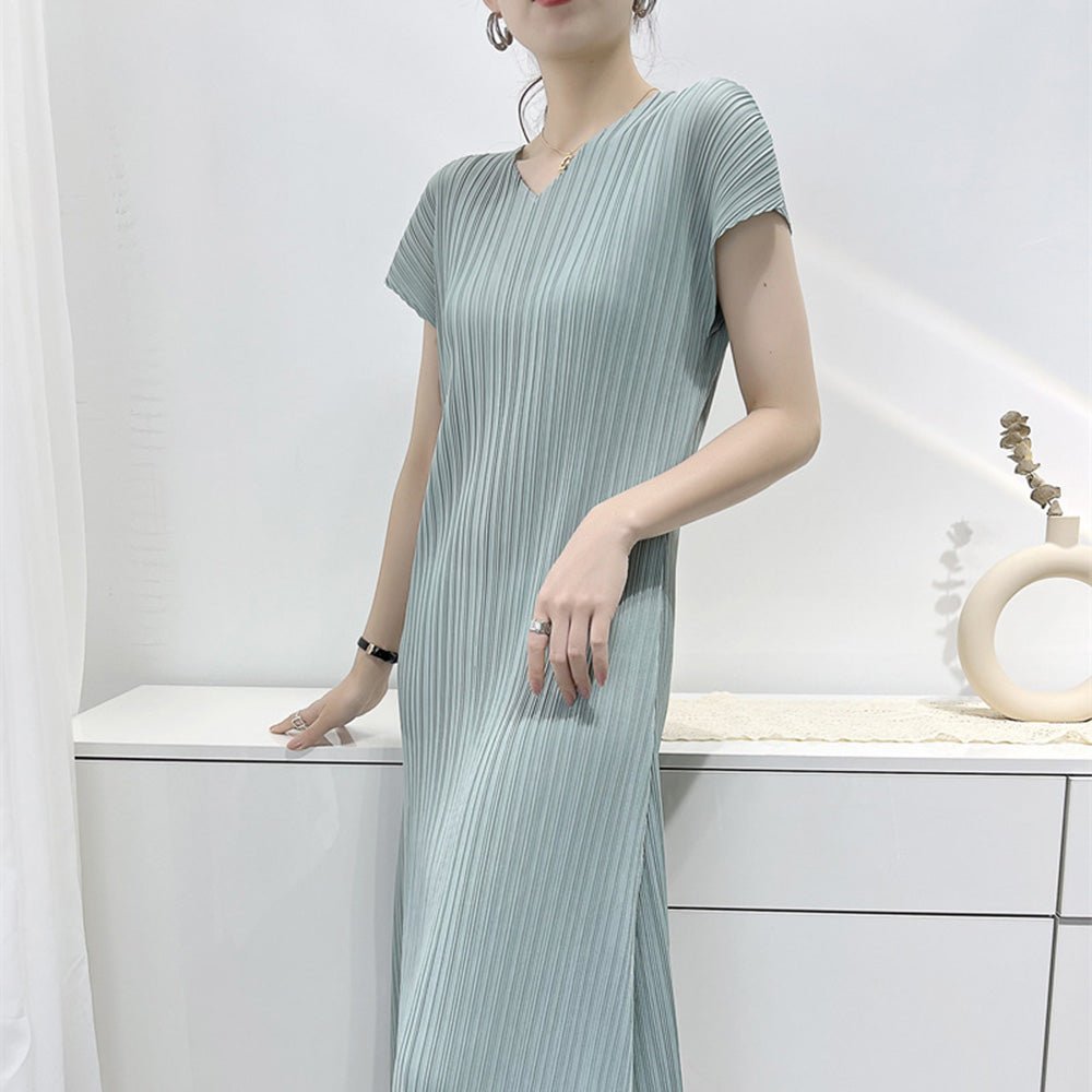 Vネックサテンプリーツワンピース|オフィスカジュアル レディース 通販【ミレジェネ】