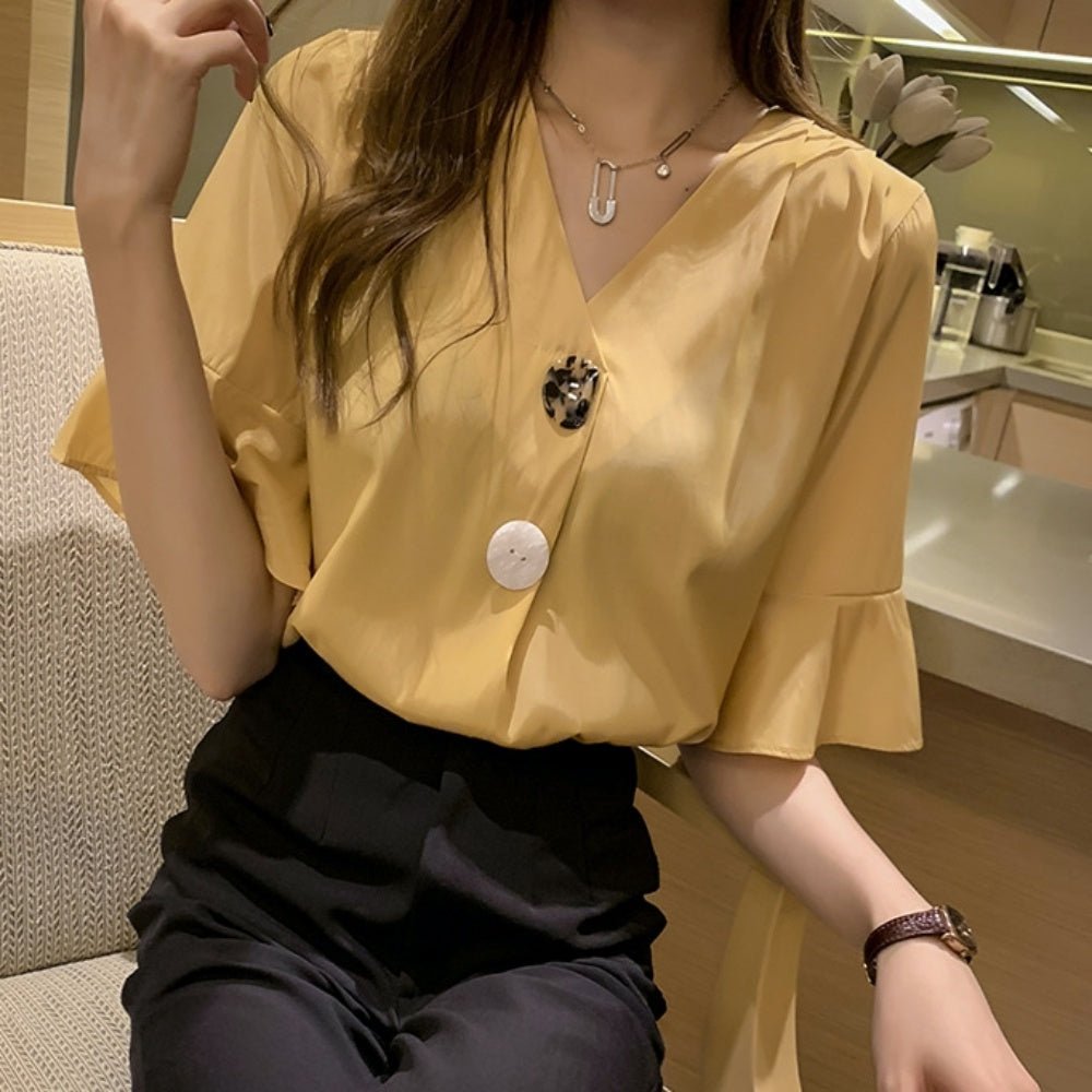 曲げ加工ボタンVネックフレアスリーブトップス - Millennial Generation