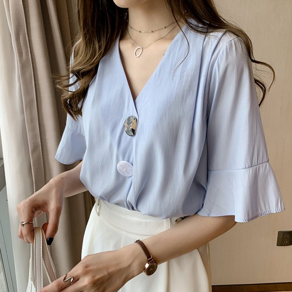 曲げ加工ボタンVネックフレアスリーブトップス - Millennial Generation