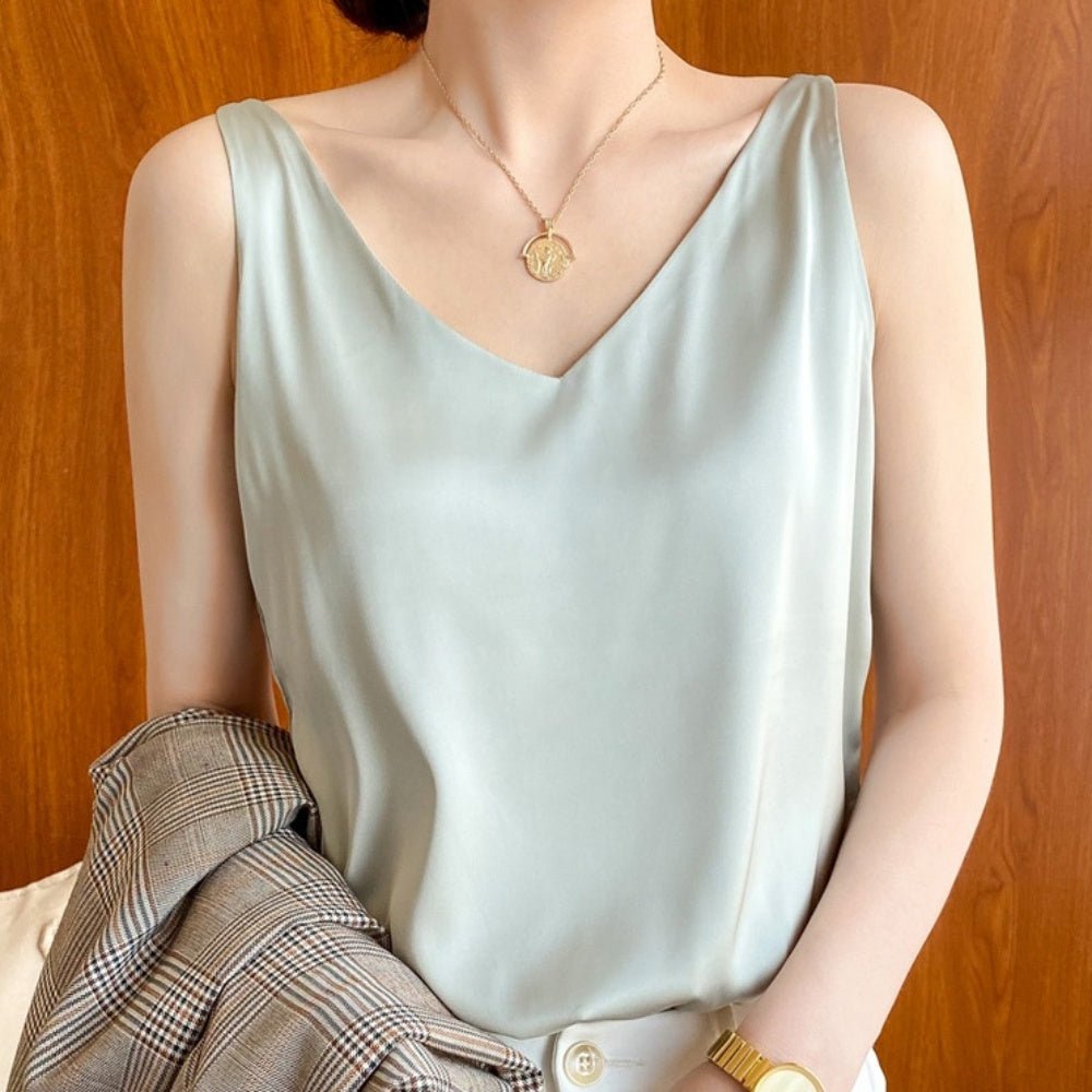 サテンVネックノースリーブトップス