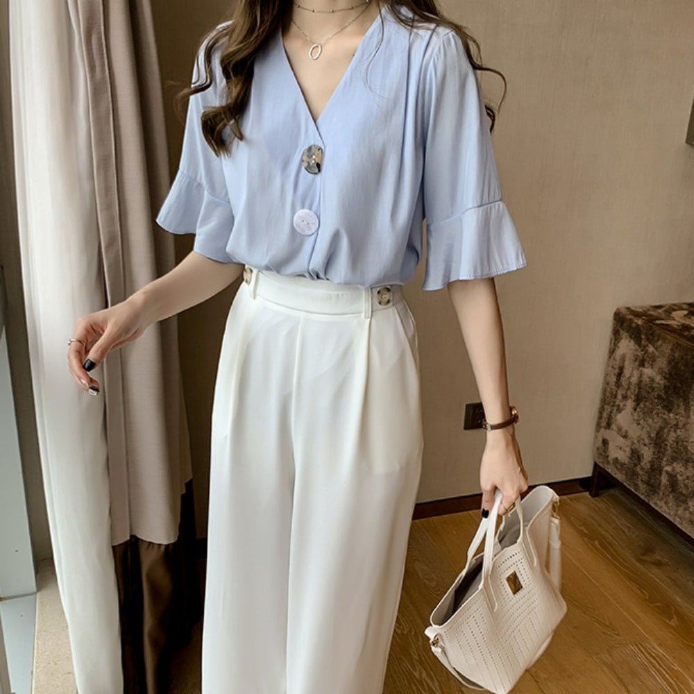 曲げ加工ボタンVネックフレアスリーブトップス - Millennial Generation