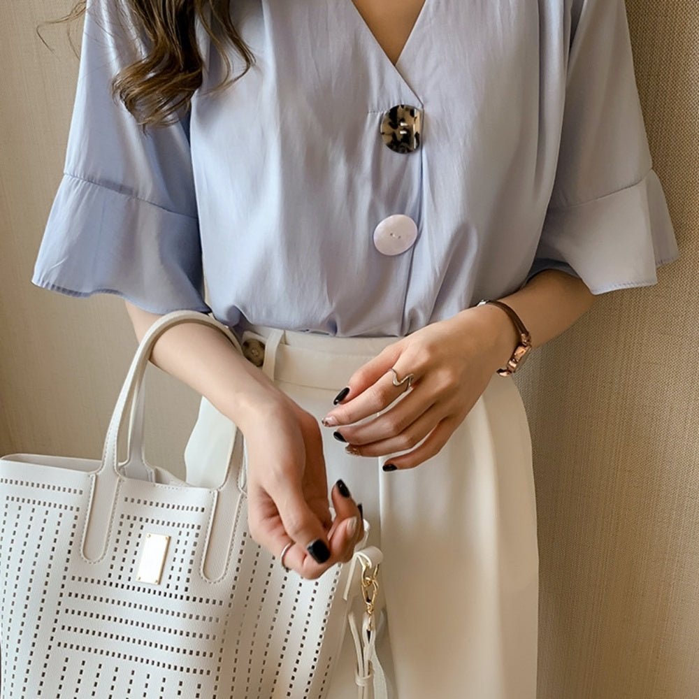 曲げ加工ボタンVネックフレアスリーブトップス - Millennial Generation