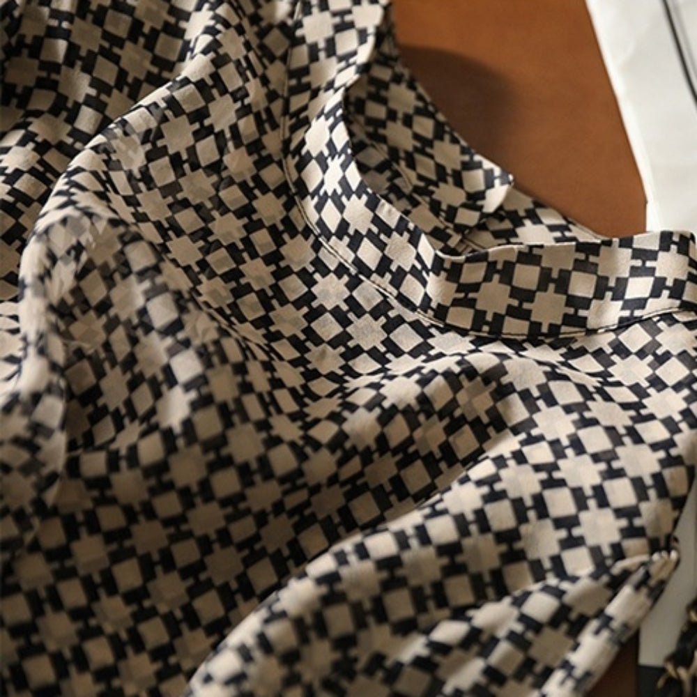 モノトーン幾何学プリントブラウス｜オフィスカジュアル レディース 通販【ミレジェネ】