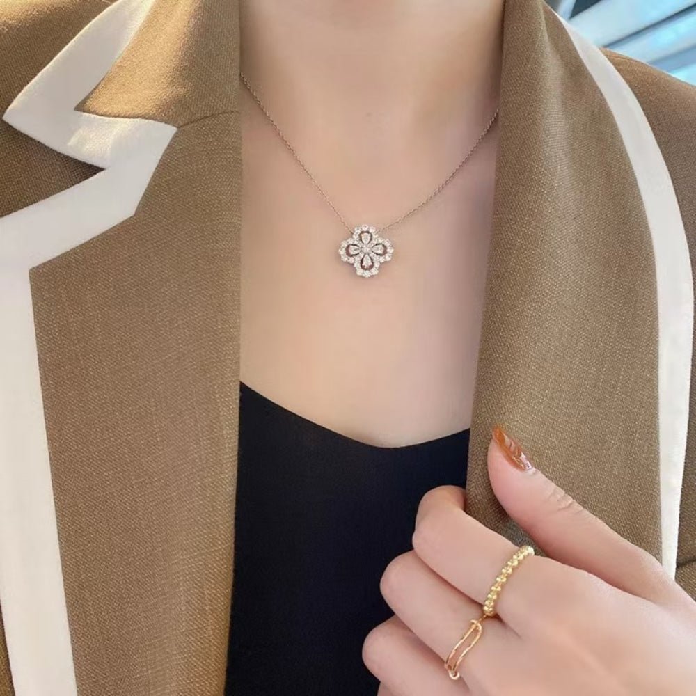 クローバーモチーフビジューネックレス｜オフィスカジュアル レディース 通販【ミレジェネ】