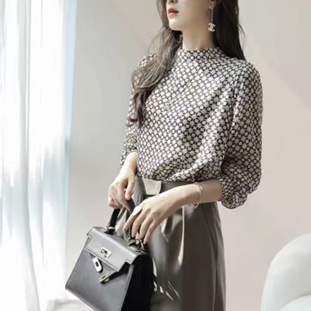 モノトーン幾何学プリントブラウス｜オフィスカジュアル レディース 通販【ミレジェネ】