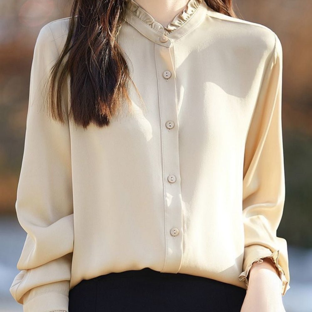 フリル使いノーカラーブラウス 前立てフリルバンドカラーブラウス[品番：LAVW0003721]｜Leilian PLUS