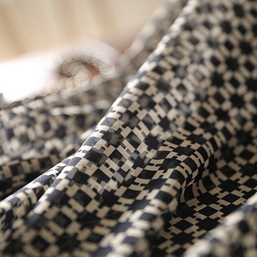 モノトーン幾何学プリントブラウス｜オフィスカジュアル レディース 通販【ミレジェネ】