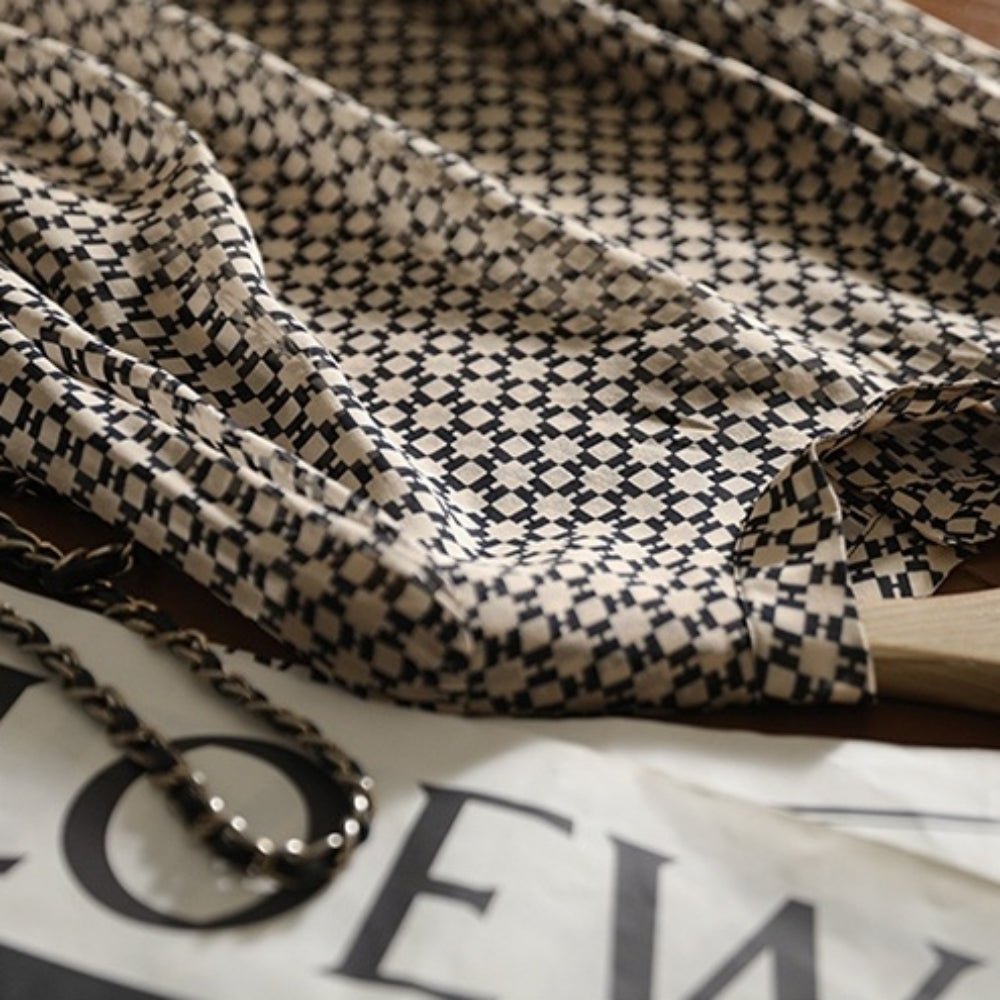 モノトーン幾何学プリントブラウス｜オフィスカジュアル レディース 通販【ミレジェネ】