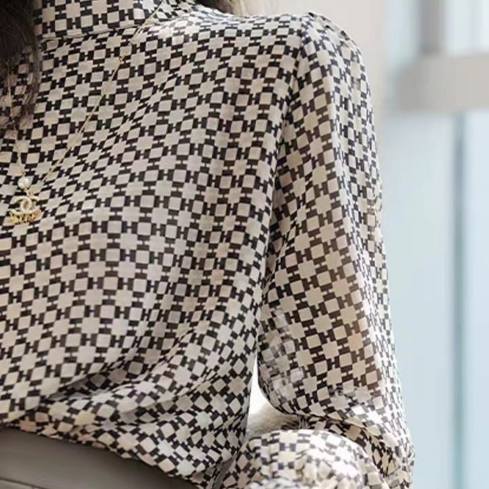 モノトーン幾何学プリントブラウス｜オフィスカジュアル レディース 通販【ミレジェネ】