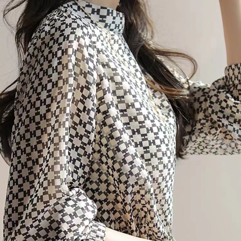 モノトーン幾何学プリントブラウス｜オフィスカジュアル レディース 通販【ミレジェネ】