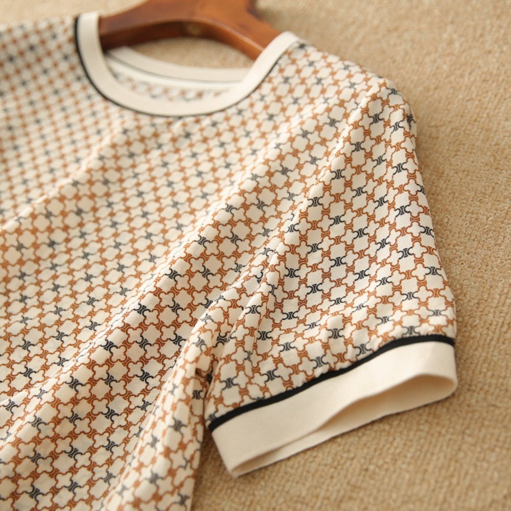 レトロ柄プリントトップス｜オフィスカジュアル レディース 通販【ミレジェネ】