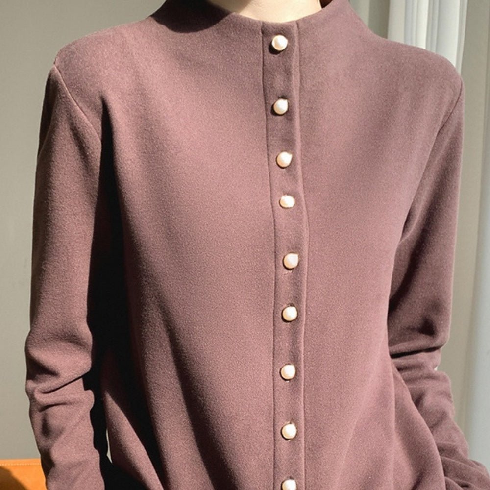 パールボタンボトルネックトップス｜オフィスカジュアル レディース 通販【ミレジェネ】