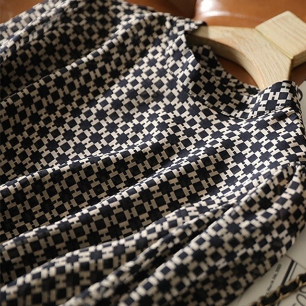 モノトーン幾何学プリントブラウス｜オフィスカジュアル レディース 通販【ミレジェネ】