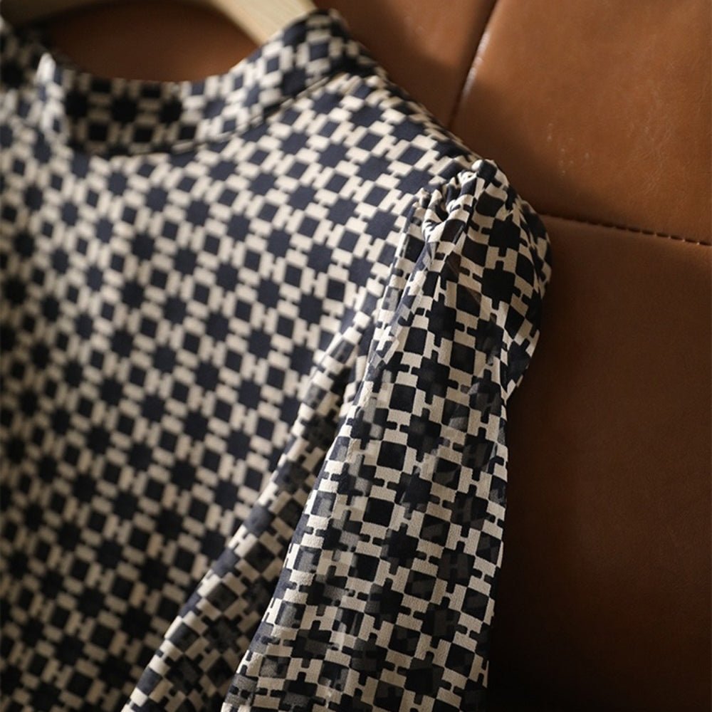 モノトーン幾何学プリントブラウス｜オフィスカジュアル レディース 通販【ミレジェネ】