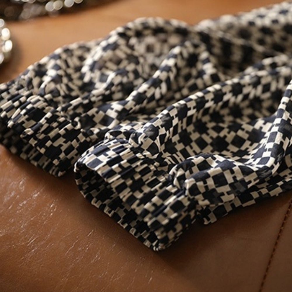 モノトーン幾何学プリントブラウス｜オフィスカジュアル レディース 通販【ミレジェネ】