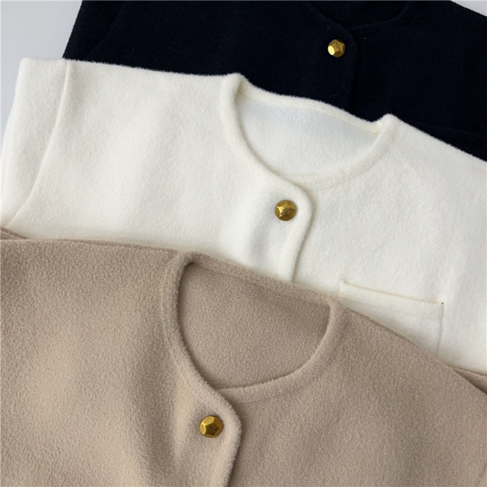 ゴールドボタンノーカラージャケット｜オフィスカジュアル