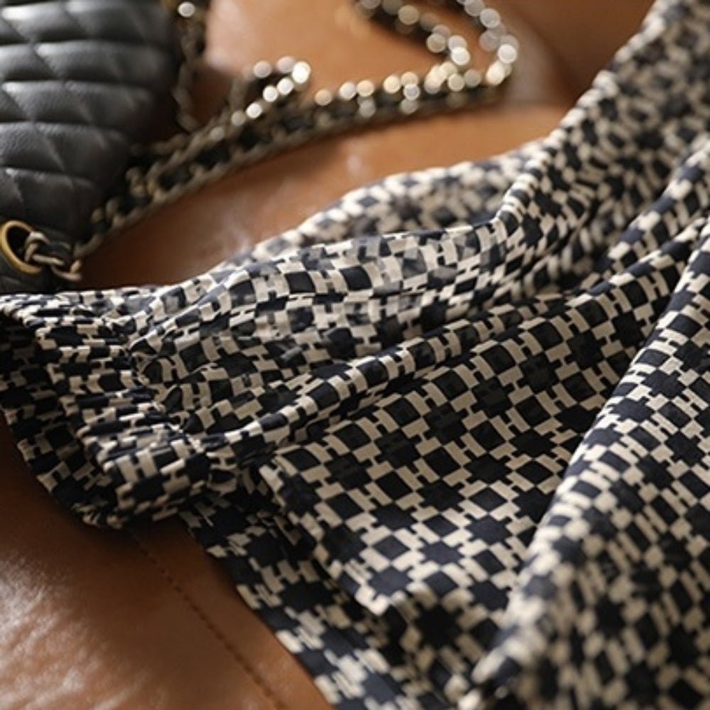 モノトーン幾何学プリントブラウス｜オフィスカジュアル レディース 通販【ミレジェネ】