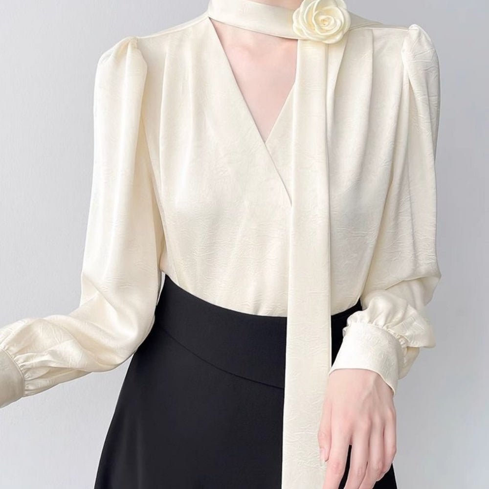 フラワーモチーフ付きVネックサテンブラウス｜オフィスカジュアル レディース 通販【ミレジェネ】