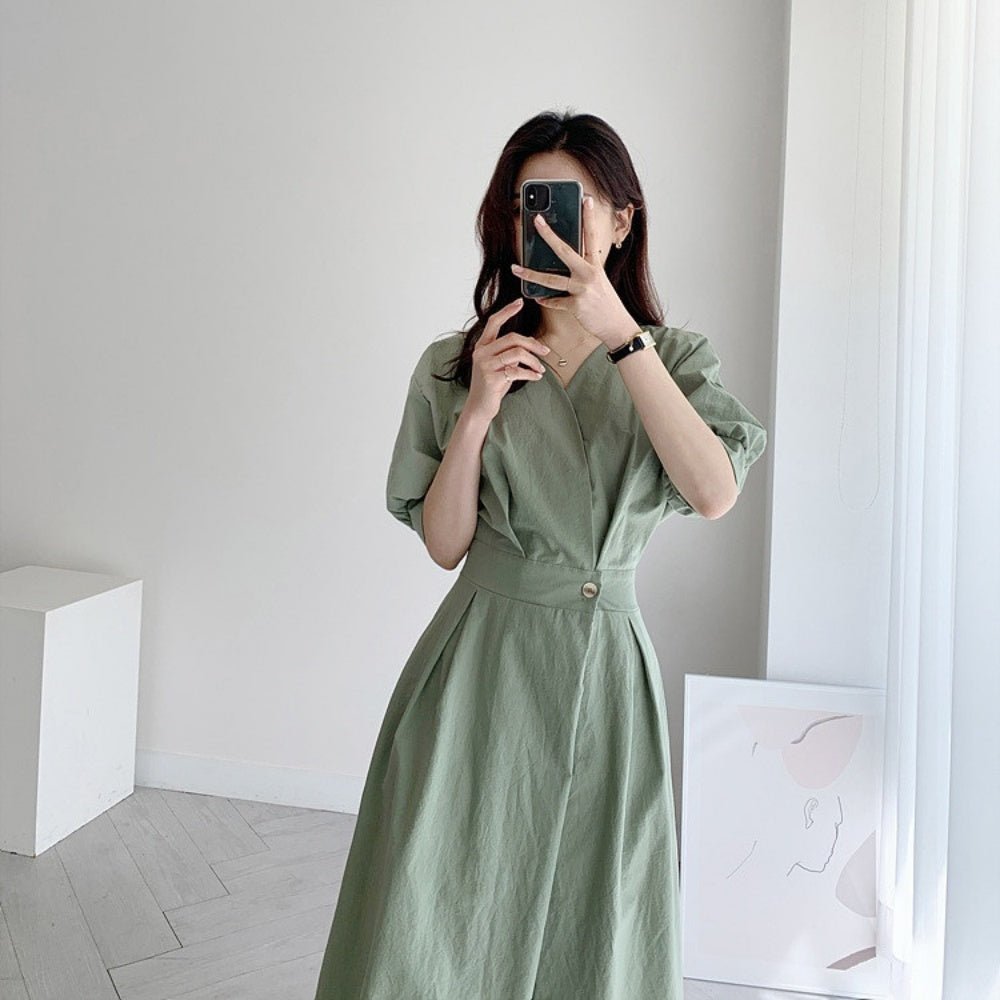 Vネックパフスリーブシンプル半袖ワンピース｜オフィスカジュアル