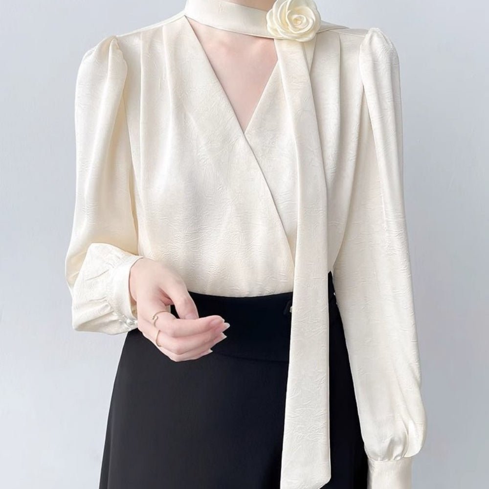 フラワーモチーフ付きVネックサテンブラウス｜オフィスカジュアル レディース 通販【ミレジェネ】