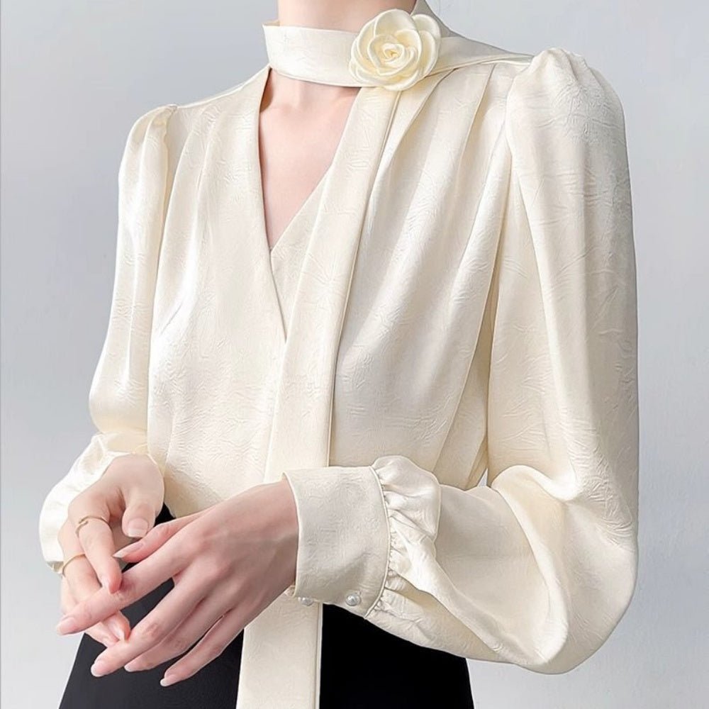 フラワーモチーフ付きVネックサテンブラウス｜オフィスカジュアル レディース 通販【ミレジェネ】