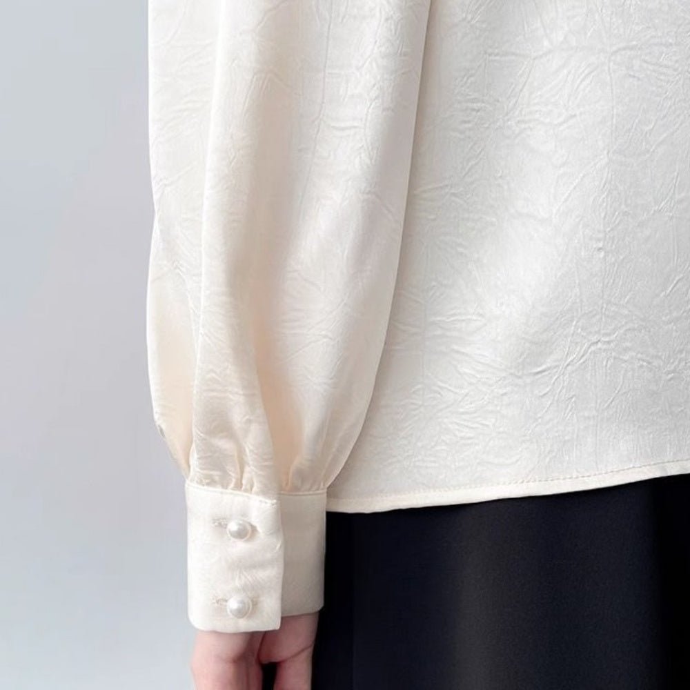 フラワーモチーフ付きVネックサテンブラウス｜オフィスカジュアル レディース 通販【ミレジェネ】