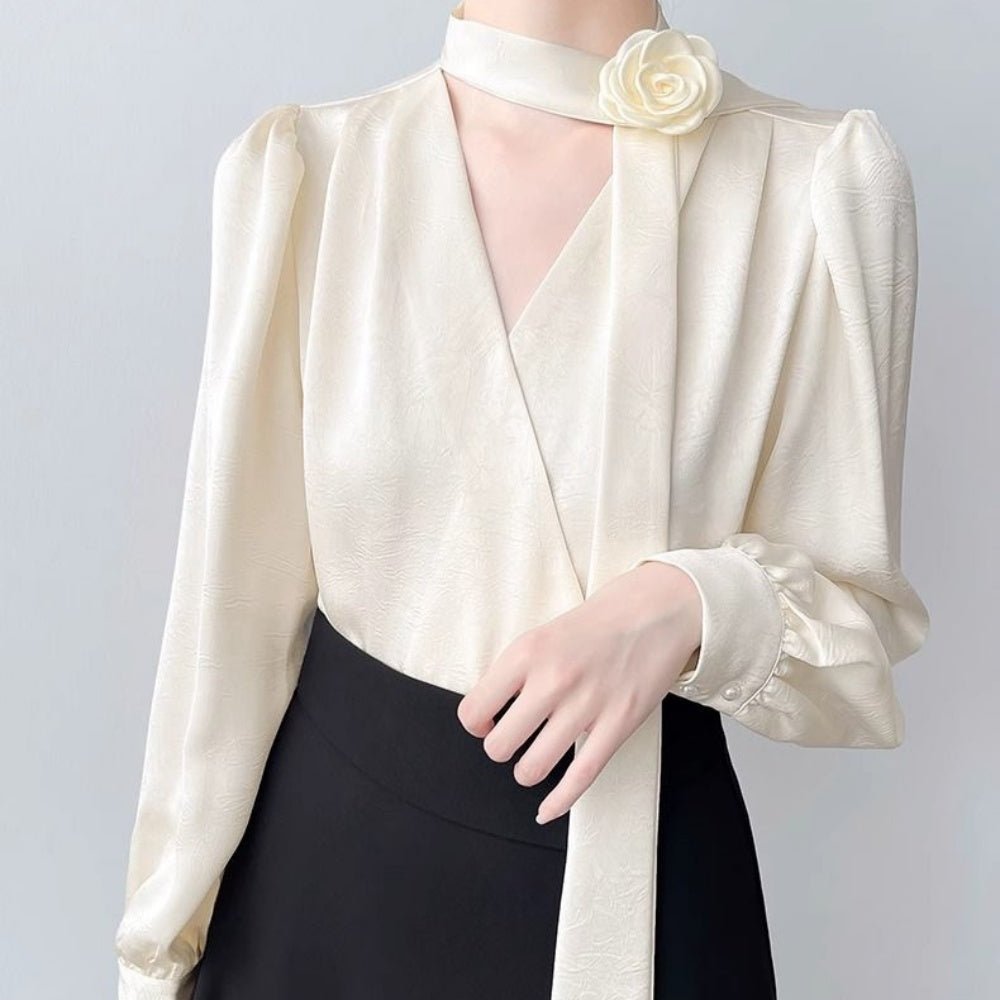 フラワーモチーフ付きVネックサテンブラウス｜オフィスカジュアル レディース 通販【ミレジェネ】