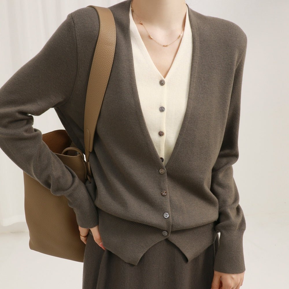 Vネックフェイクレイヤードカーディガン｜オフィスカジュアル レディース 通販【ミレジェネ】